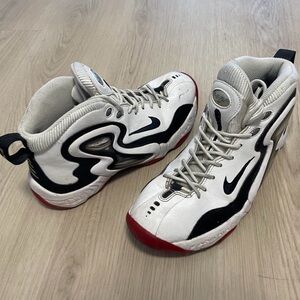 Nike zoom hawk flight  White and Black Sneakers with Red Accents